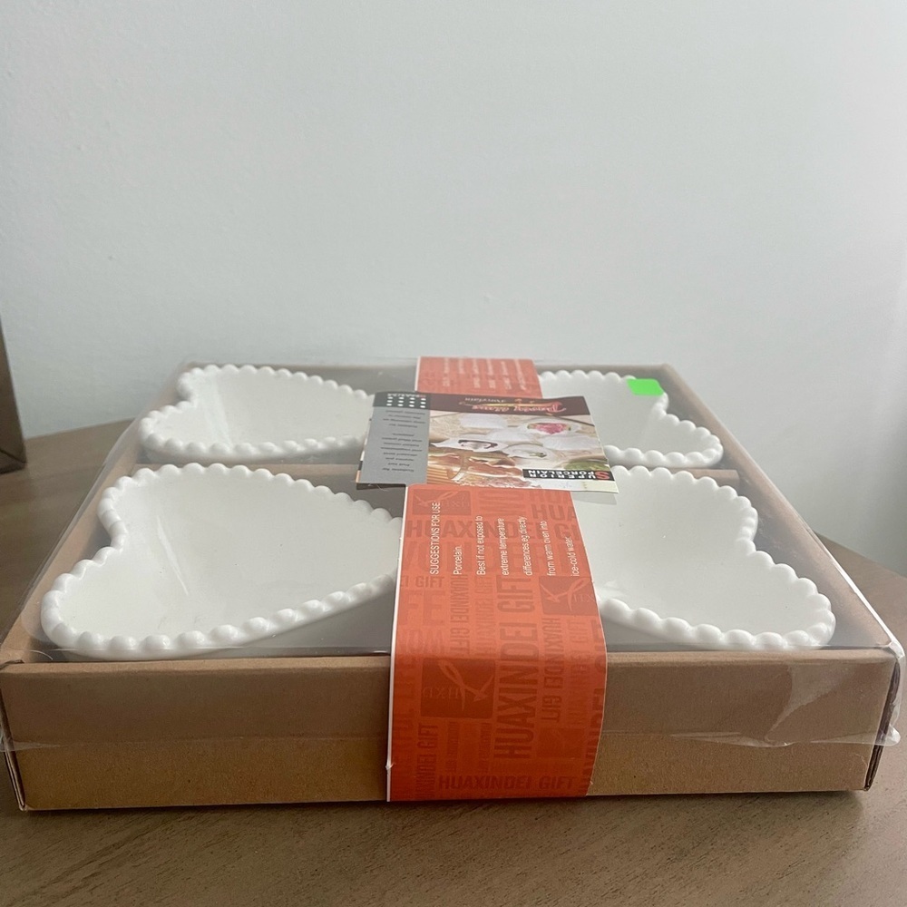 NWT Superior Porcelain Set of 4 Heart Shaped Dishes - Picture 8 of 8